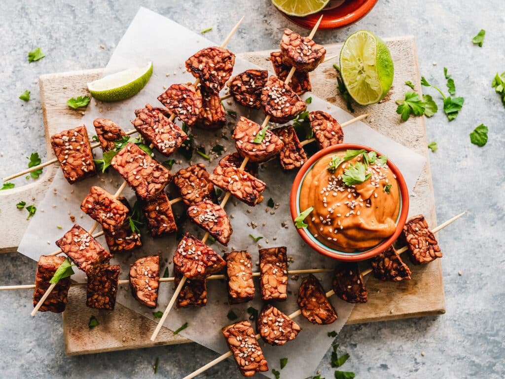 Tempeh barbecue and sliced lemon fruit